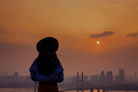 看夕阳的少女背影高清图片