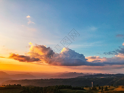 层次感云海夕阳背景