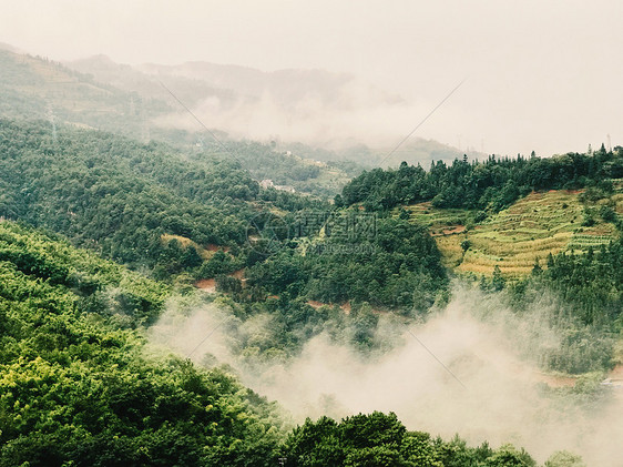 云雾缭绕的山脉图片