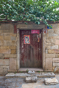 古宅石头墙和红木门高清图片