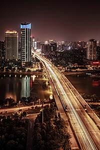 傍晚的城市道路背景图片