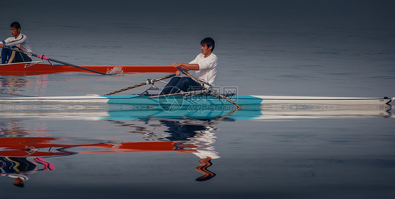 划船皮划艇竞速比赛图片