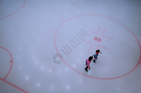 滑冰场滑冰的两个孩子背景图片