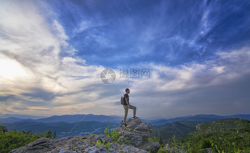 翻越山峰图片