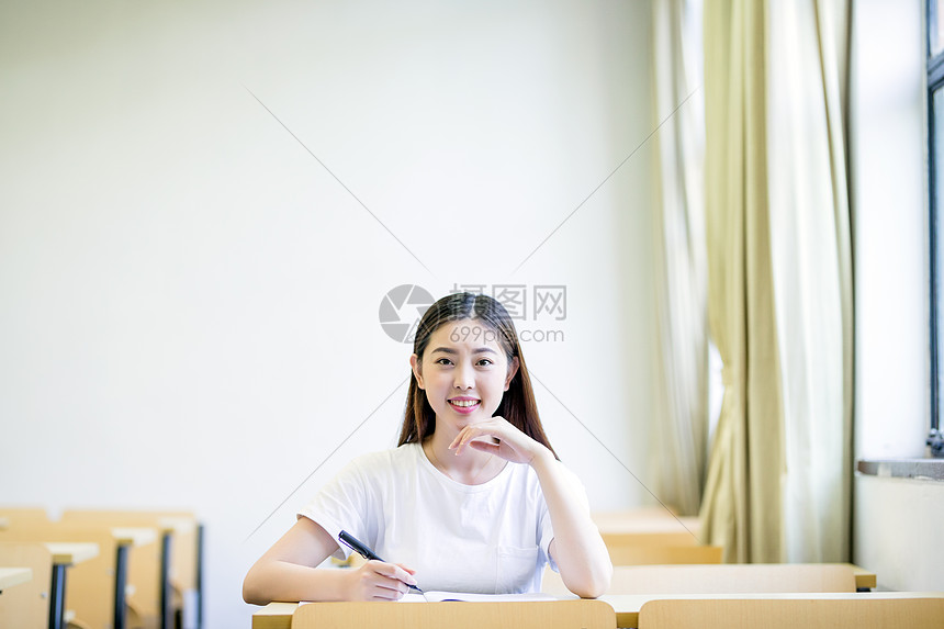 在教室里自习思考的女同学图片