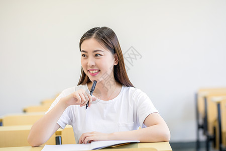 在教室里自习思考的女同学图片