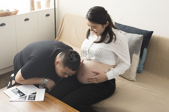 孕妇和准爸爸的日常生活 图片