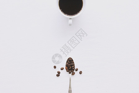 咖啡和咖啡豆摆放图片