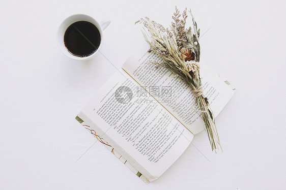 咖啡书和花束图片