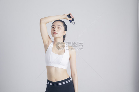 握力器健身的运动女性图片