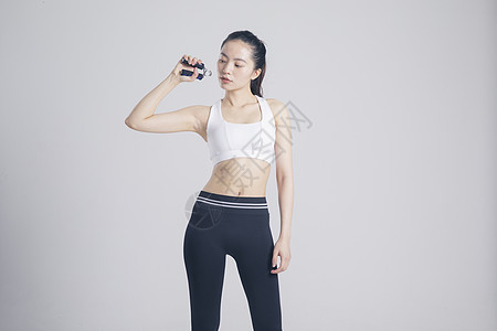 握力器健身的运动女性图片