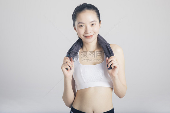 擦汗的运动女性棚拍图片