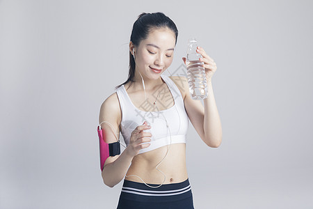 听歌喝水的运动健身女性高清图片