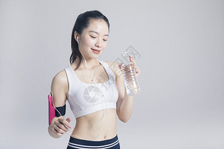 听歌喝水的运动健身女性图片