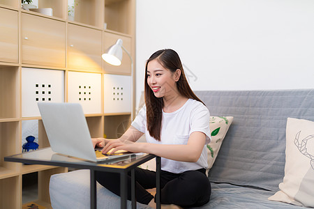 家居女孩网络购物图片