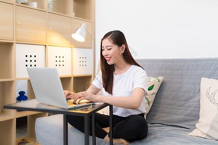 家居女孩网络购物图片