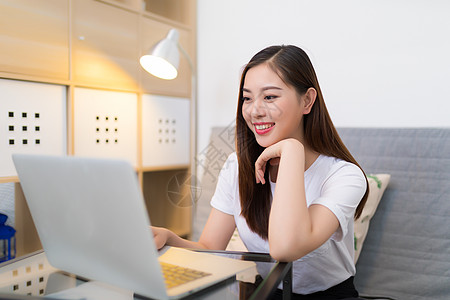 家居女孩网络购物图片