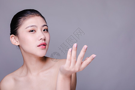 盘发美女水润护肤动作人像图片