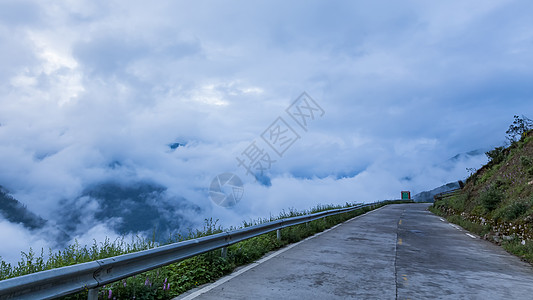 四川夹金山云雾公路背景