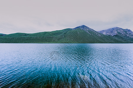 年保湖青海年宝玉则圣湖美景背景