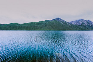 青海年宝玉则圣湖美景图片