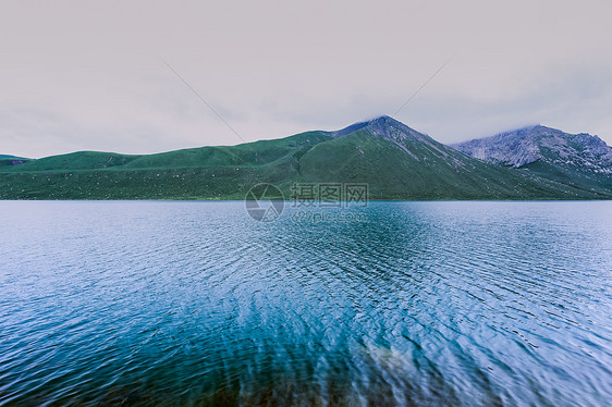 青海年宝玉则圣湖美景图片