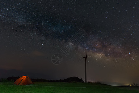 银河下的红色帐篷背景图片