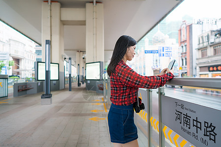 城市旅行女孩图片