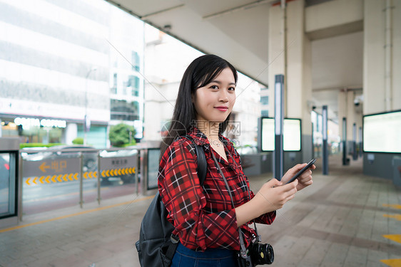 城市旅行女孩图片