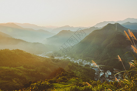 群山中烟雾缭绕的小镇图片