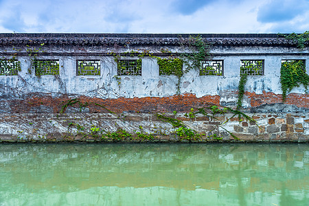 天空河流墙壁绿叶窗扇背景图片