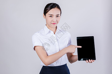 科技微笑职业女性用平板电脑棚拍背景