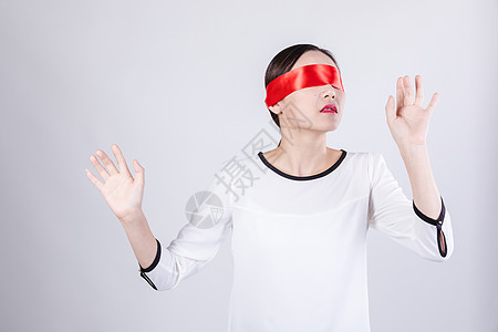 蒙眼吃糖图片_蒙眼吃糖素材图片大全_摄图网