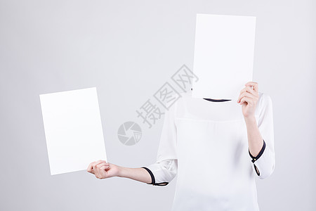 科技留白职业女性手拿白纸留白棚拍背景