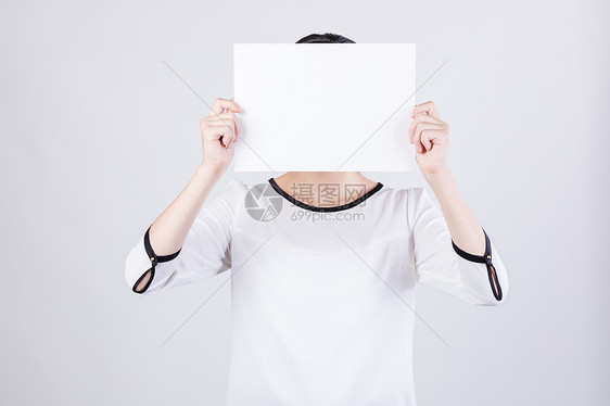职业女性手拿白纸留白棚拍