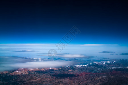 太空中旅途中空中俯瞰天山山脉背景