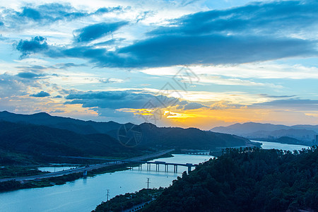 小桥山脉河流云朵天际线背景背景