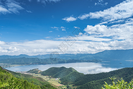 湖水镜面倒影白云高清图片