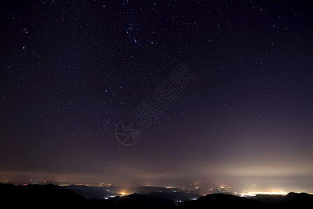 点点星空山上的夜景星空点点背景