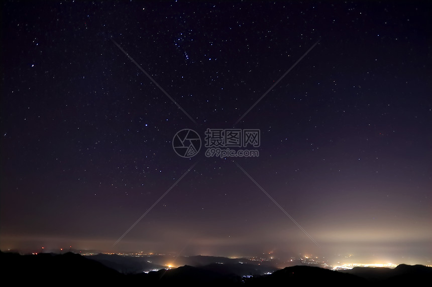 山上的夜景星空点点图片