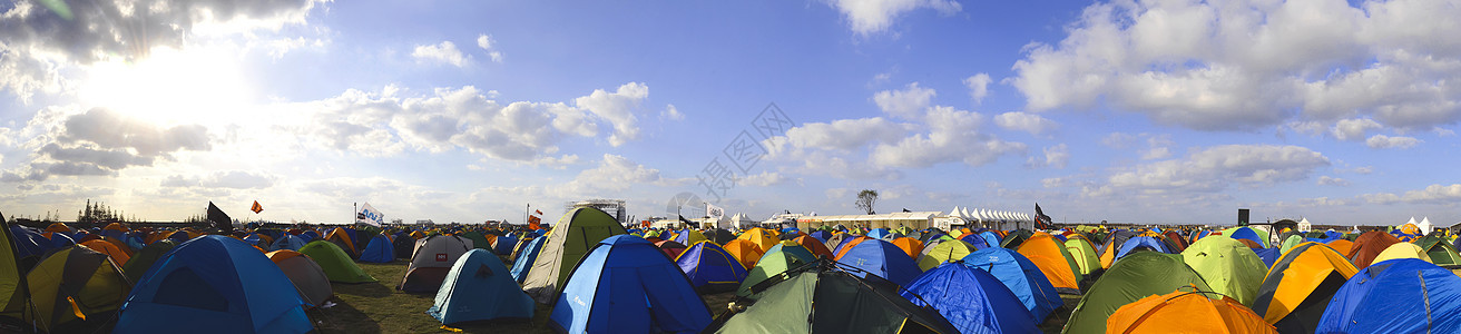 户外草地上的帐篷群图片