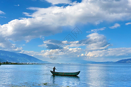 大理泛舟湖上背景