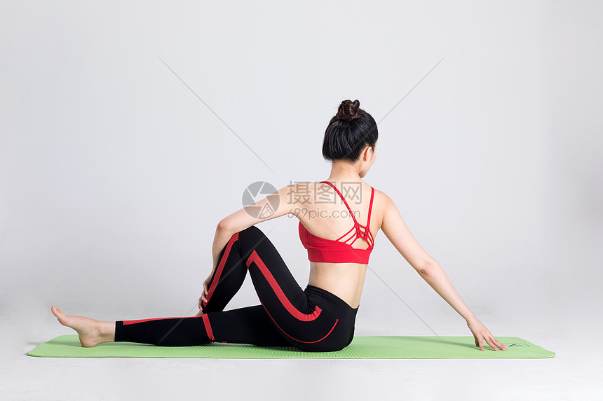 年轻女性瑜伽垫上做瑜伽图片