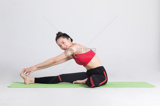 女性瑜伽拉伸动作拍摄图片