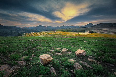 日落晚霞山坡坪上背景