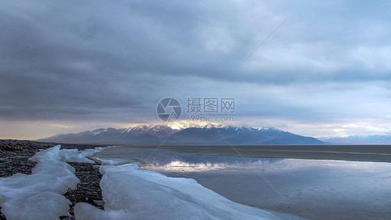 新疆冰封中的赛里木湖图片