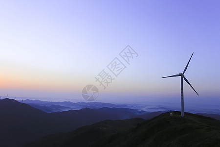 黄昏下的风力发电机图片