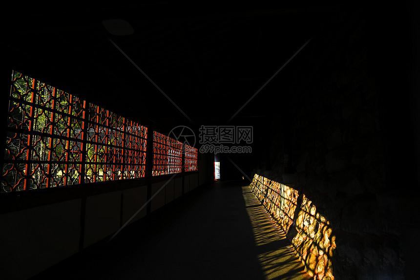 寺庙内窗口的光线图片