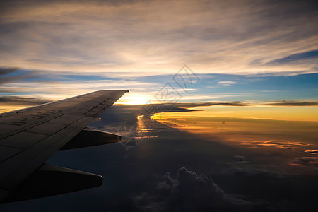 云屏飞机上不的绝美天空背景