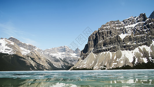 雪山河流图片